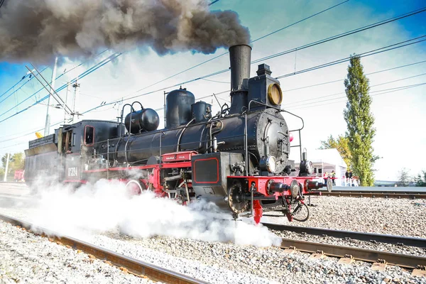 Sovyet lokomotifi sabahları yol boyunca koşturur.