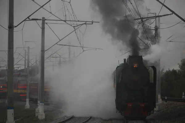 Радянський Локомотив Зранку Мчить Стежкою — стокове фото