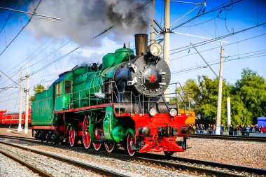 Sovyet lokomotifi sabahları yol boyunca koşturur.