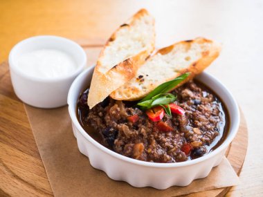 Kabak salatası ve kızarmış ekmek.