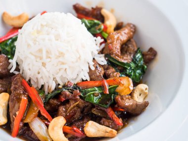 Teriyaki tavuklu pilav ve yeşillik.