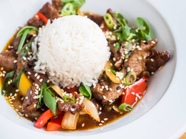 Teriyaki tavuklu pilav ve yeşillik.