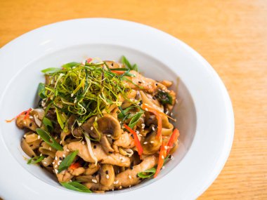 Mantarlı ve otlu Teriyaki tavuğu.