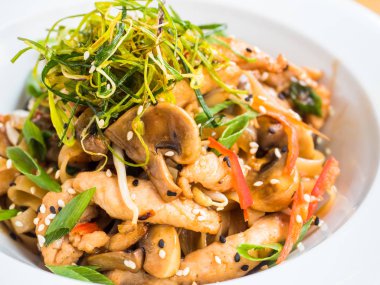 Mantarlı ve otlu Teriyaki tavuğu.