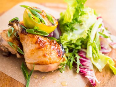 Marul yapraklı kızarmış tavuk.