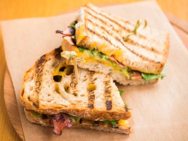 Domuz pastırması ve sebzeli sandviç.