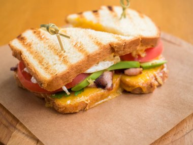 Domuz pastırması ve sebzeli sandviç.