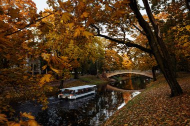 Riga, Letonya'nın merkezinde bir tekne ile altın sonbahar kanal