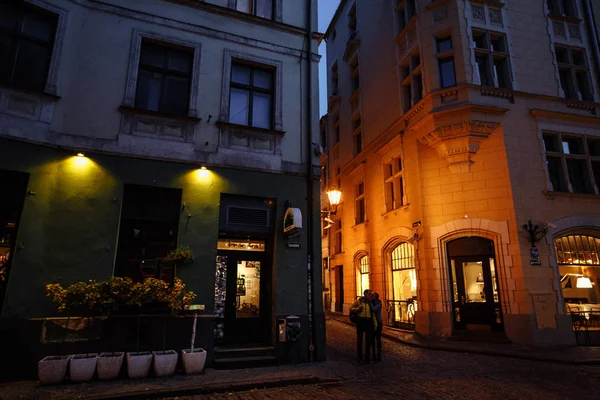 Old Riga at night, Latvia, Europe - People walking in a historic streets of the european capital — Stock Photo, Image