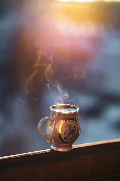 Rykande hett kaffe i en vackert dekorerad porslin kopp — Stockfoto