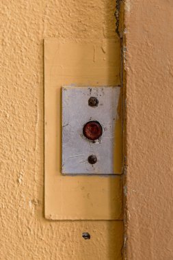 Eski Asansör Sovyet sonrası Riga, Letonya bina bir Sovyet düğmesi düşürmek desenli ihbar