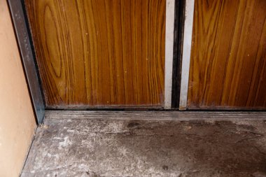 Sovyetler Birliği sonrası Riga, Letonya 'da eski bir asansör.