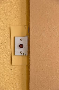 Eski Asansör Sovyet sonrası Riga, Letonya bina bir Sovyet düğmesi düşürmek desenli ihbar