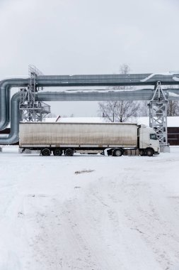 Riga, Letonya karlı cadde boyunca büyük gaz boru hattı koydu