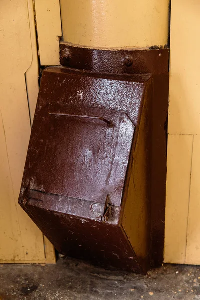 Old garbage chute in apartment building with cheap apartments - Rubbish chute in a Soviet block of flats — Stock Photo, Image