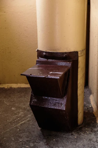Old garbage chute in apartment building with cheap apartments - Rubbish chute in a Soviet block of flats — Stock Photo, Image