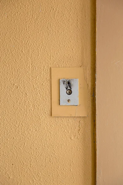 Старая кнопка вызова лифта с серым узором в постсоветской Риге, Латвия — стоковое фото