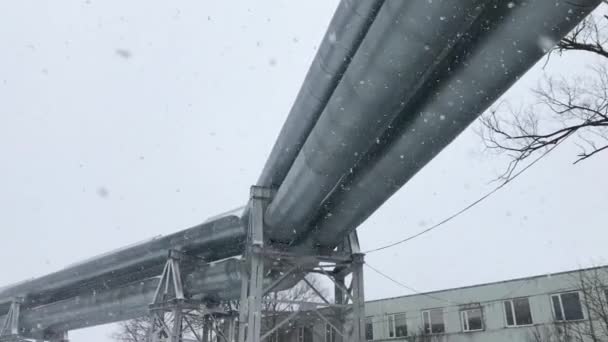 4K Enorme gasoducto a lo largo de la calle nevada en Riga, Letonia — Vídeo de stock