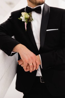 Riga, Letonya elinde tutan Damat Düğün moda portre