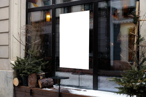 Spazio pubblicitario vuoto su una finestra di un ristorante da strada fuori — Foto Stock