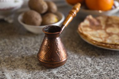 Cezve kahve çekirdekleri ve krep içinde belgili tanımlık geçmiş haşlanmış patates ile olmadan