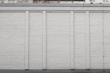 Boş bir beyaz tuğla duvar sokak reklam alanı dışında