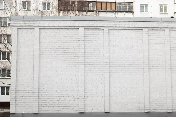 Пустое место на стене из белого кирпича на улице снаружи — стоковое фото
