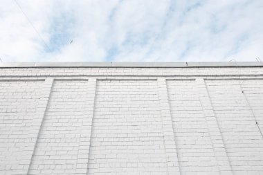 Boş bir beyaz tuğla duvar sokak reklam alanı dışında