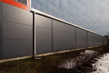 Boşluk sokakta beton duvara reklam alanı dışında