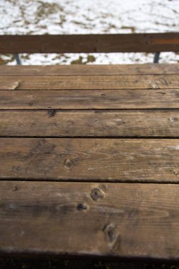 Kar bokeh için catering veya gıda piknik doku ile boş ahşap masa