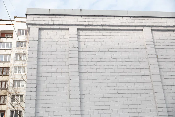 Пустое место на стене из белого кирпича на улице снаружи — стоковое фото