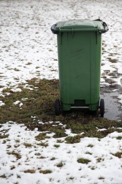 Boş ad alanı çöp kutusu Ayakta bir piknik alanında kışın