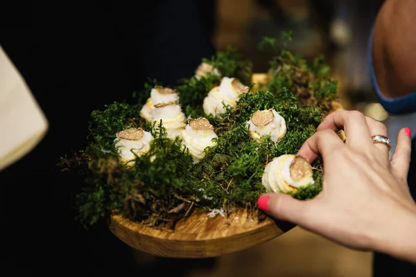 Womans ręki bierze jednego kawałka egzotyczne danie podczas kolacji imprezy firmowej luksusowych — Zdjęcie stockowe