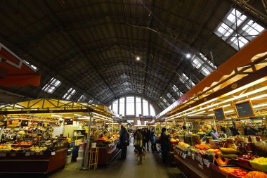 Riga, Letonya - 16 Mart 2019: Riga Merkez market bakkal pavilion, insanların satın alma gıda - eski zeplin hangarları - Rigas Centraltirgus