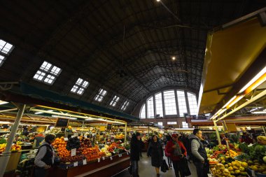 Riga, Letonya - 16 Mart 2019: Riga Merkez market bakkal pavilion, insanların satın alma gıda - eski zeplin hangarları - Rigas Centraltirgus