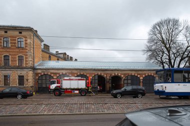 Riga, Letonya - 16 Mart 2019: yangın kamyon temizlenir - sürücü itfaiye kamyonu bir depo yıkar