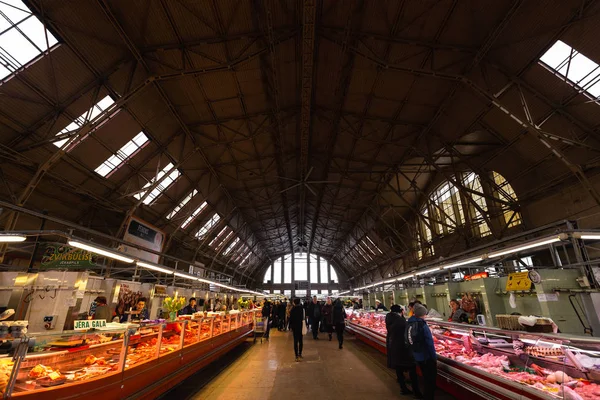 Riga, Letland - 16 maart 2019: Riga centrale markt vlees paviljoen, mensen kopen vers voedsel - voormalige zeppelin hangars - Rigas Centraltirgus — Stockfoto