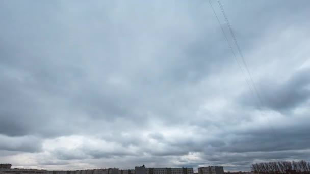 4k timelapse of gloomy Cielo de primavera con un montón de nubes de movimiento rápido — Vídeo de stock