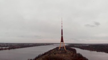 Riga, Letonya - 21 Mart 2019: Daugava Nehri üzerinde bir Tv ve radyo kulesi Zakusala, havadan görünümü