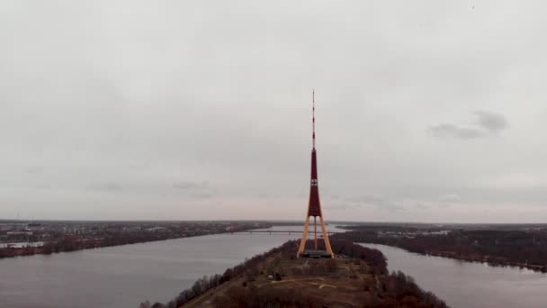 Riga, Letonya - 21 Mart 2019: Daugava Nehri üzerinde bir Tv ve radyo kulesi Zakusala, havadan görünümü — Stok video