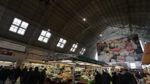 Riga, Lettland - 16 mars 2019: Riga Central market kött pavilion, människor köpa färska livsmedel - tidigare zeppelin hangarer - Rigas Centraltirgus — Stockvideo