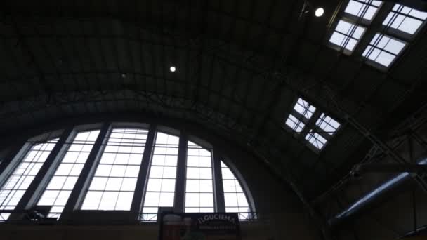 Riga, Letland - 16 maart 2019: Riga centrale markt vlees paviljoen plafond - voormalige zeppelin hangars - Rigas Centraltirgus — Stockvideo