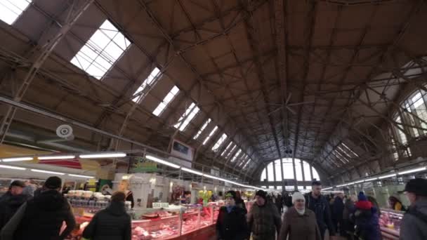 Riga, Lettland - 16 mars 2019: Riga Central market kött pavilion, människor köpa färska livsmedel - tidigare zeppelin hangarer - Rigas Centraltirgus — Stockvideo