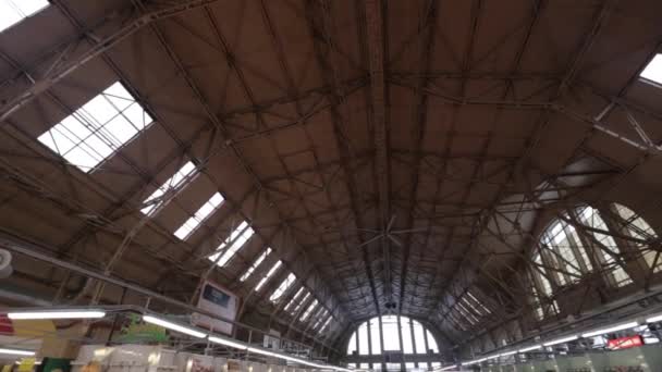 Riga, Letland - 16 maart 2019: Riga centrale markt vlees paviljoen plafond - voormalige zeppelin hangars - Rigas Centraltirgus — Stockvideo