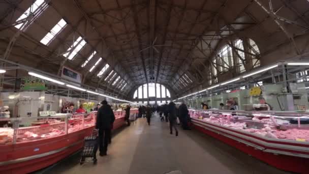 RIGA, LATVIA - 16 DE MARZO DE 2019: Pabellón de carne del mercado central de Riga, personas que compran alimentos frescos - Antiguos hangares de zeppelín - Rigas Centraltirgus — Vídeos de Stock