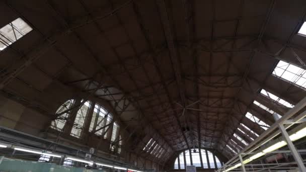 Riga, Letland - 16 maart 2019: Riga centrale markt vlees paviljoen plafond - voormalige zeppelin hangars - Rigas Centraltirgus — Stockvideo