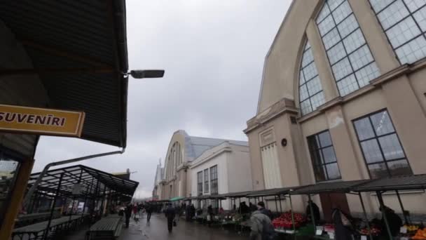 Riga, Lettország - március 16, 2019: Riga központi piac külső - egykori zeppelin hangár - Antal Centraltirgus — Stock videók