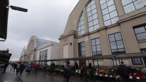 Riga, Lettland - 16 mars 2019: Riga Central market exteriör - tidigare zeppelin hangarer - Rigas Centraltirgus — Stockvideo