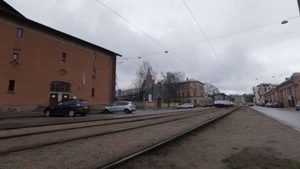 Riga, Letland - 16 maart 2019: Riga tram passerende in de buurt van de centrale markt en Spikeri kwartaal — Stockvideo