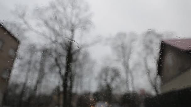 Chuvoso tempo sombrio visto de dentro de um carro com limpadores removendo ativamente gotas de chuva do pára-brisas — Vídeo de Stock